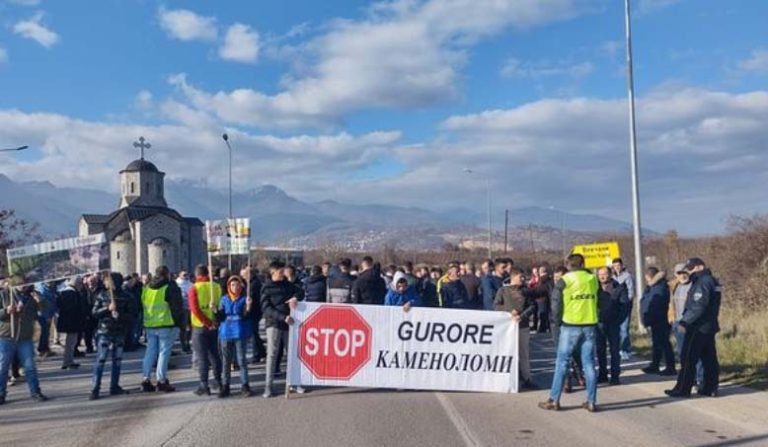 Масовни протести во Лабуништа, блокада на патот Струга- Дебар