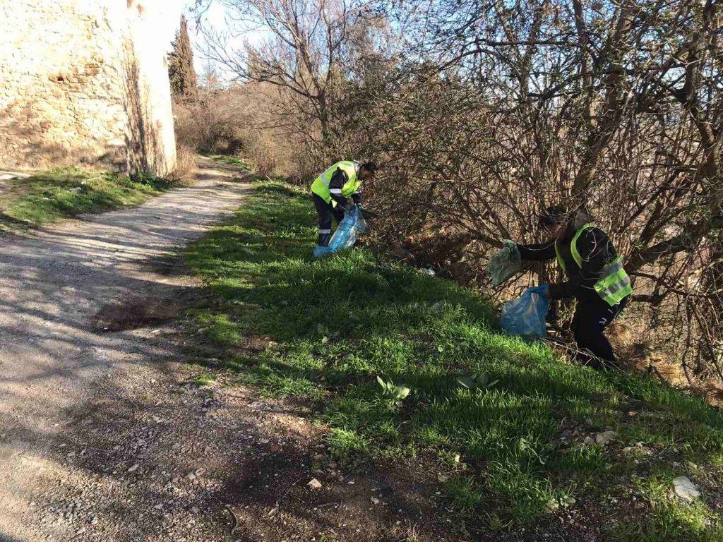Комуналец  чисти дива депонија во шумскиот дел на Горна Порта