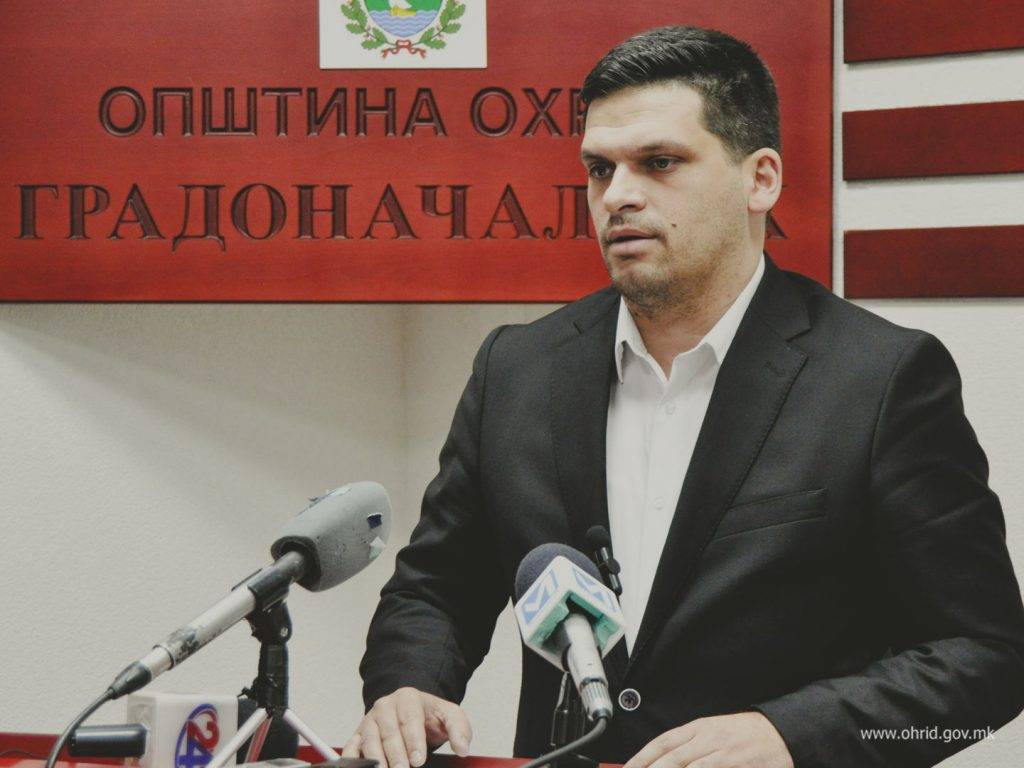 Пецаков одговори на прозивките за хотелот Лагадин