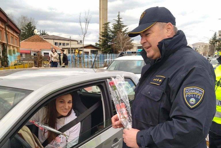 Полицијата со црвен каранфил за жените учеснички во сообраќајот
