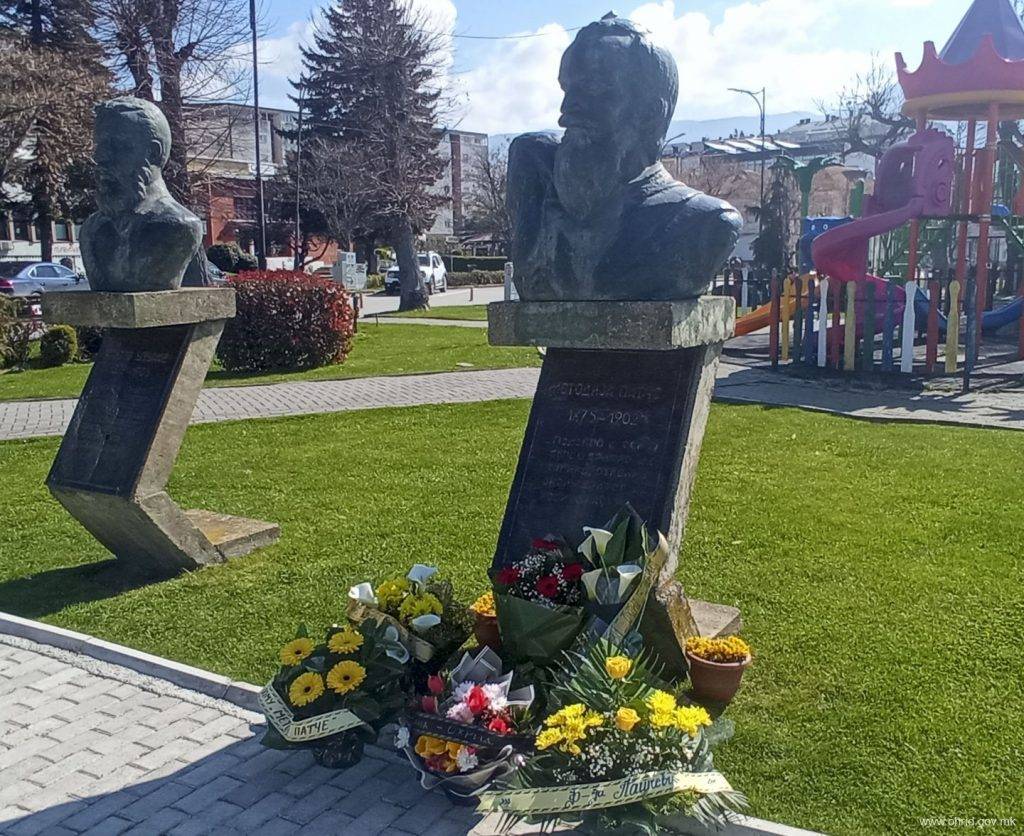Свежо цвеќе во чест на Методи Патчев