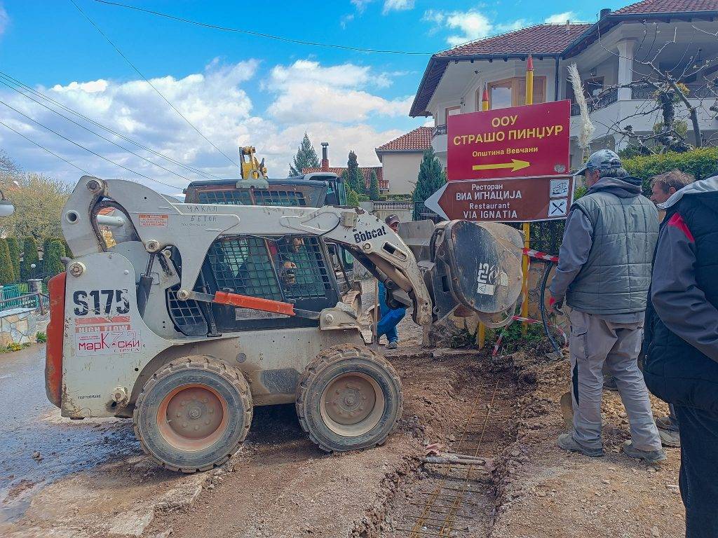 Поради градежни работи затворена улицата „Аврамој“ до Здравствен дом Вевчани.