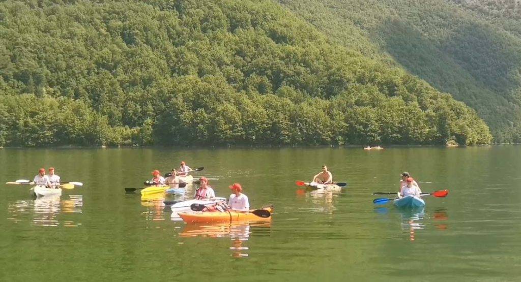 ВИДЕО: Кајакарење до Глобочичко езеро  вистинска авантура во струшко