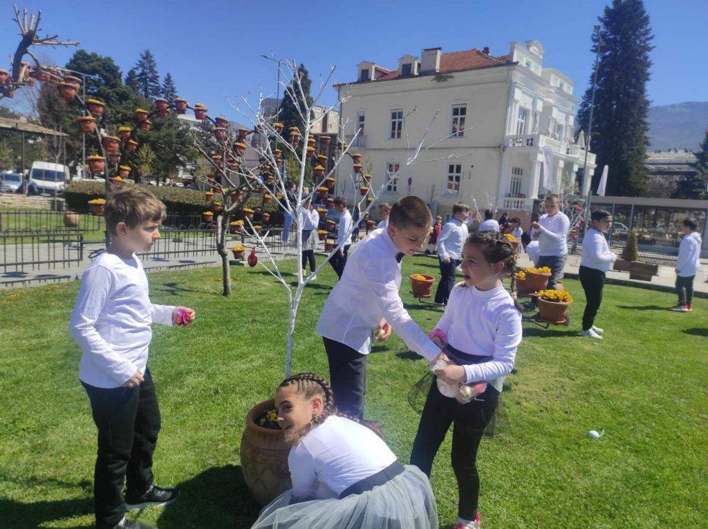 Со велигденски декорации најмладите го украсија  паркот во Охрид