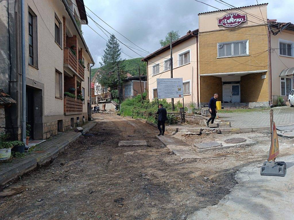 Се уредуваат повеќе локални улици во Вевчани