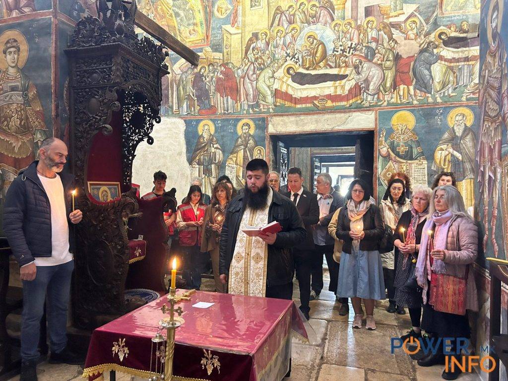 Со панихида и палење свеќи Охрид изрази сочуство за жртвите во Србија