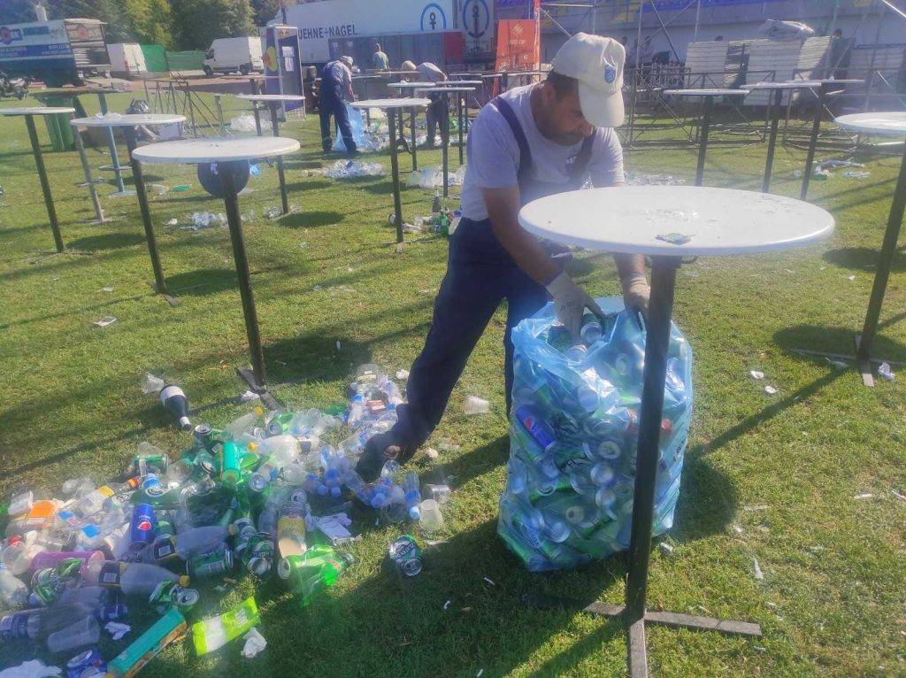 ФОТО: Огромни количини отпад, екипите на Комуналец максимално ангажирани