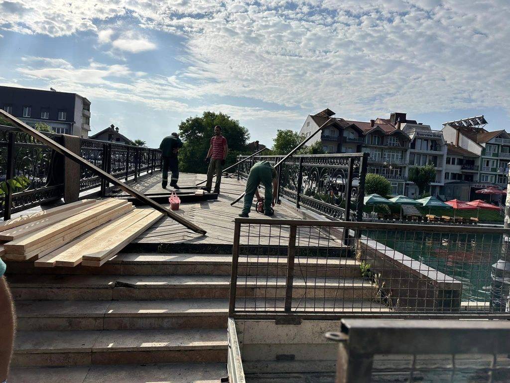 Се  реконструира дрвениот мост во Струга