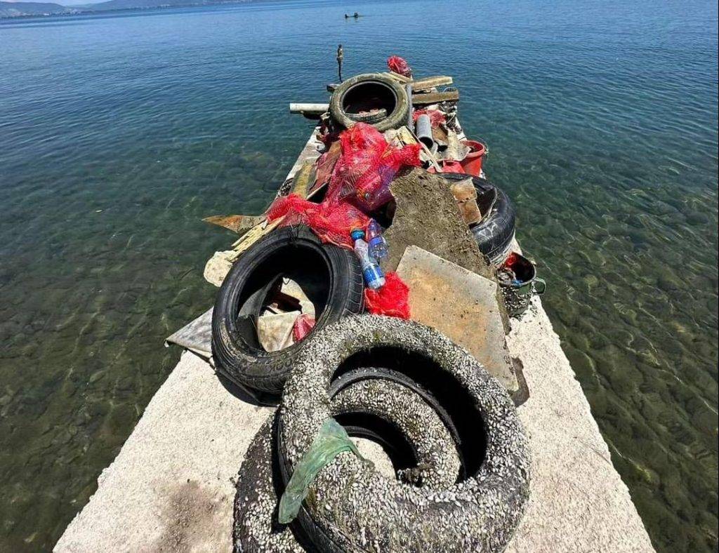 Нуркачите го чистеа дното на езерото кај село Радожда