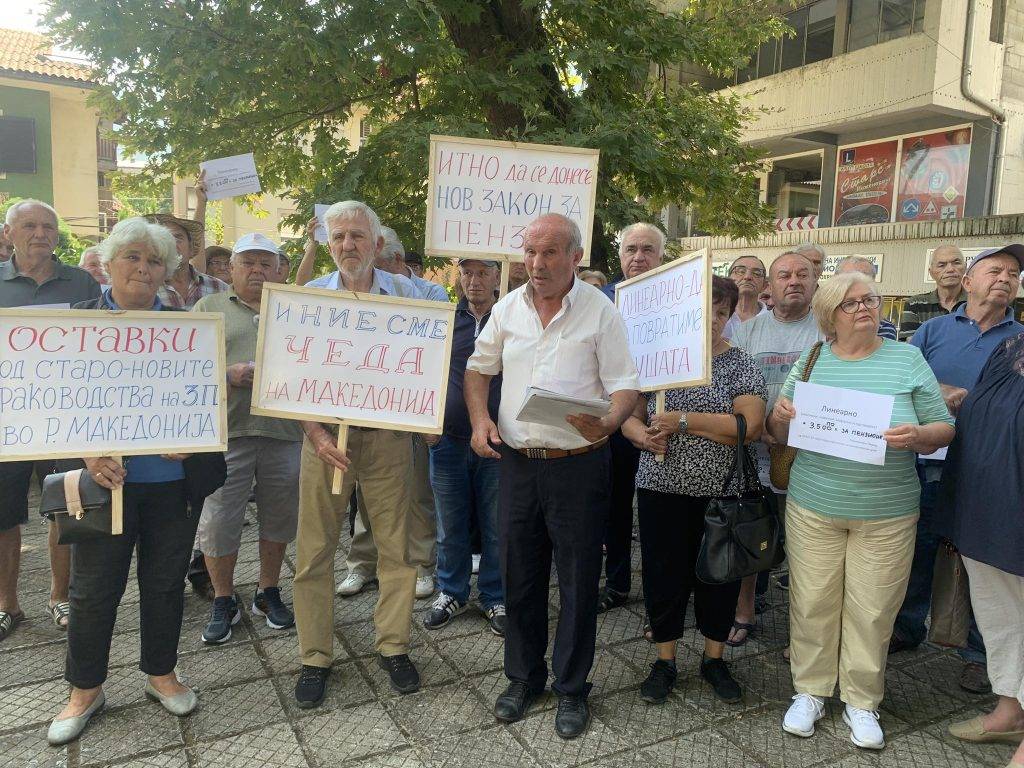 ФОТО: Охридските пензионери на масовен протест