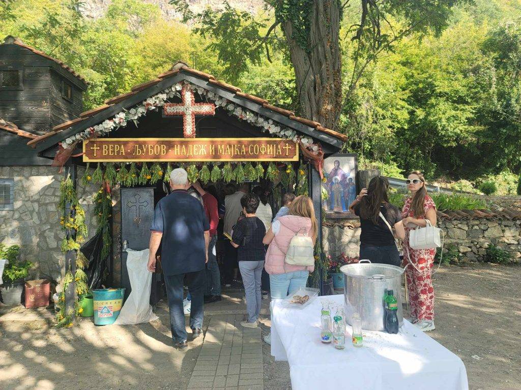 Голем број верници денес во црквата во Лагадин
