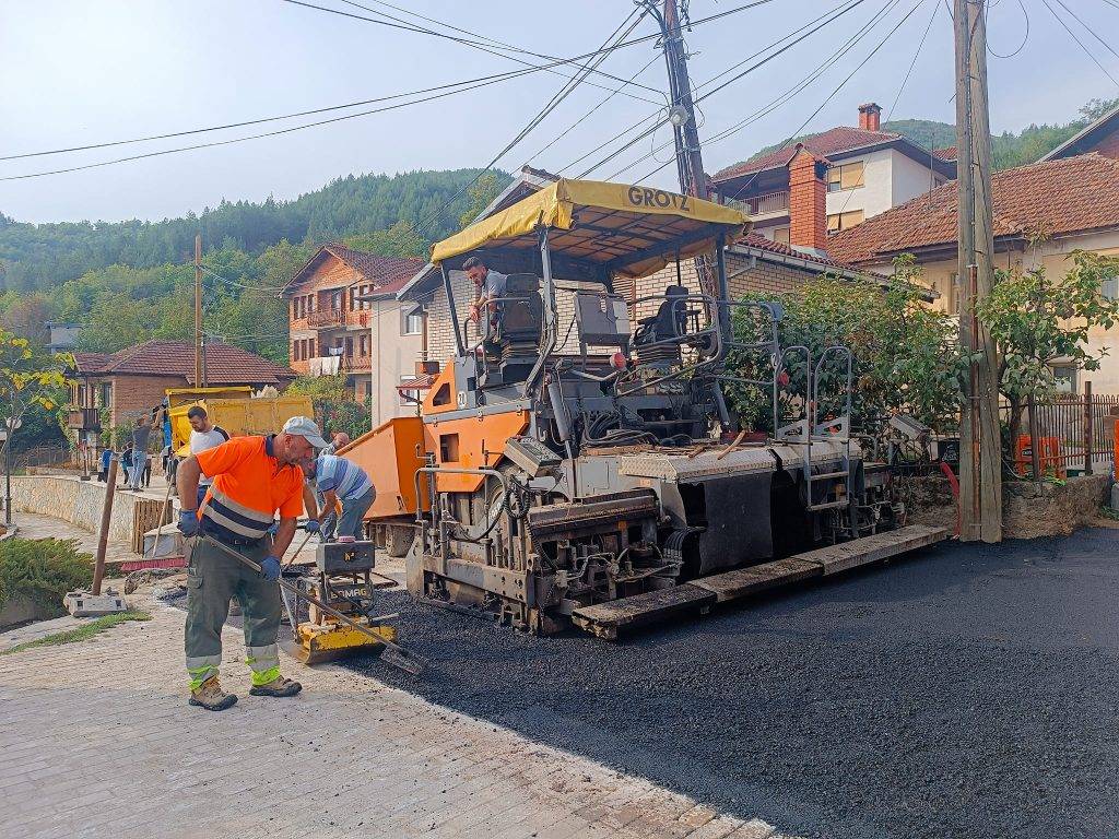 Започна   асфалтирањето на вториот крак од локалната улица „Шопев мост“ во Вевчани