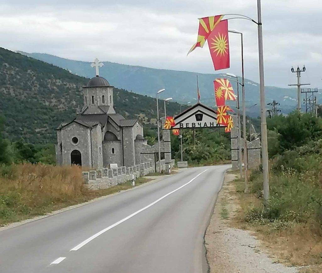 Поставена хоризонтална сигнализација на патот кон Вевчани