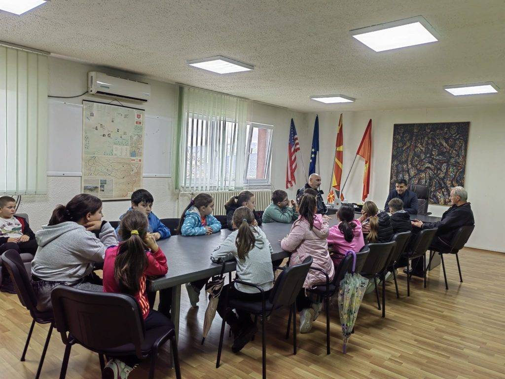 Учениците од ООУ „Страшо Пинџур“ во посета на општина Вевчани