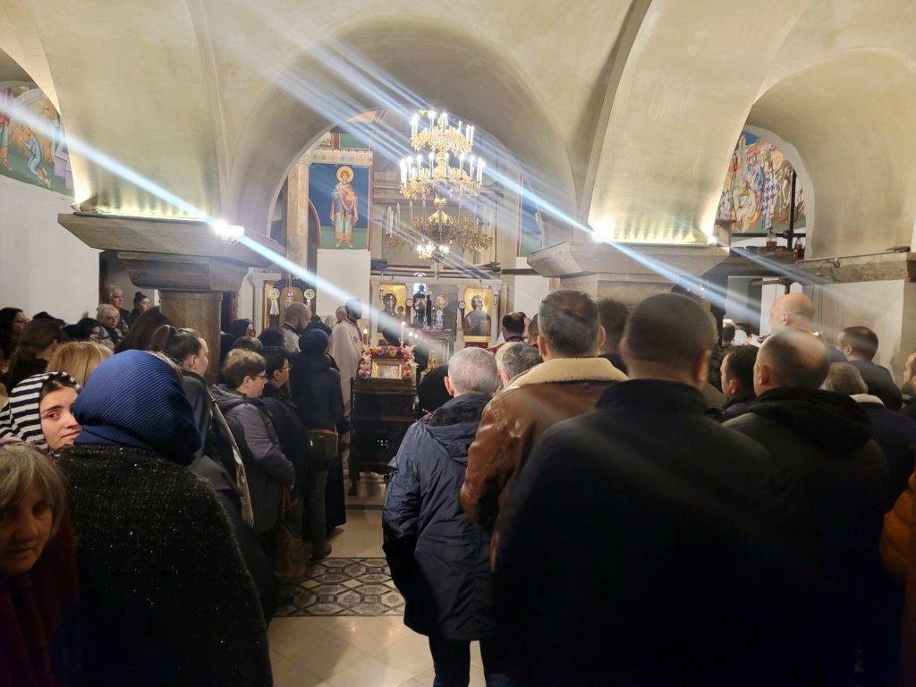 Богослужба во Светиклиментовиот храм на Плаошник