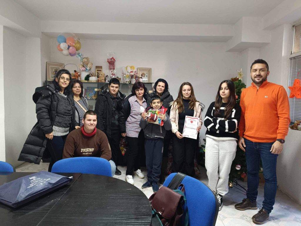 Гимназијалката Симона, со парите од освоена награда подели пакетчиња за децата со посебни потреби