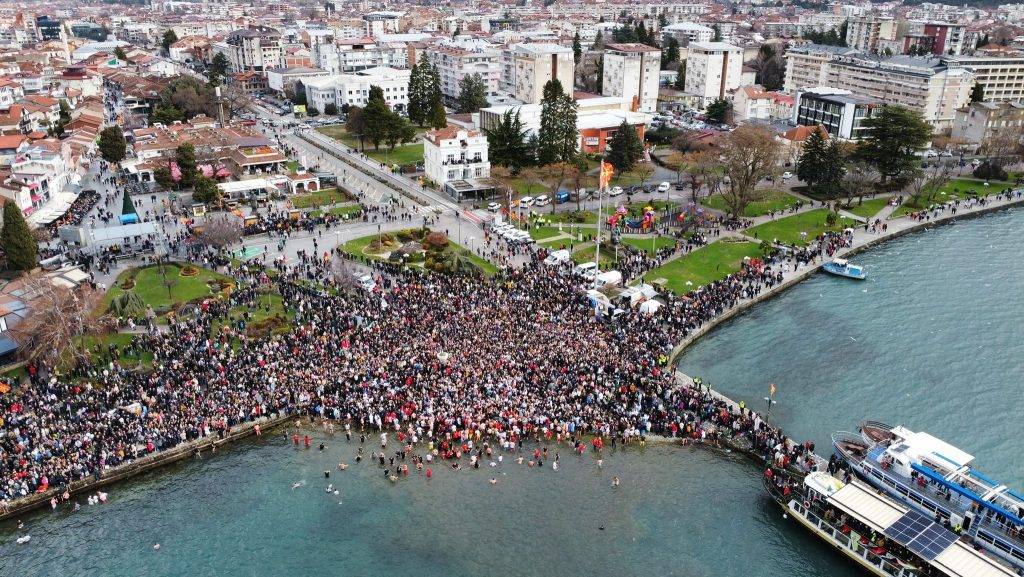 ФОТО: Величествено одбележан празникот Богојавление – Водици во Охрид