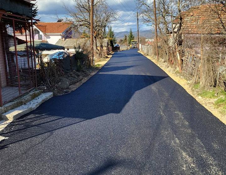 Се асфалтираат улици во село Лескоец