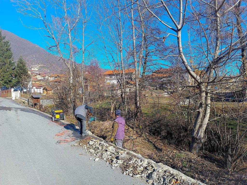 Се поставува заштитна ограда на новоизградената улица кон Здравствен дом во Вевчани