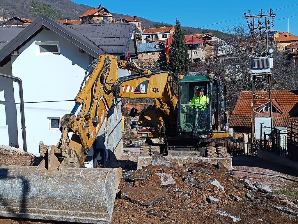 Поради градежни работи времено затворена улицата „Дејков мост – Детска градинка“ во Вевчани