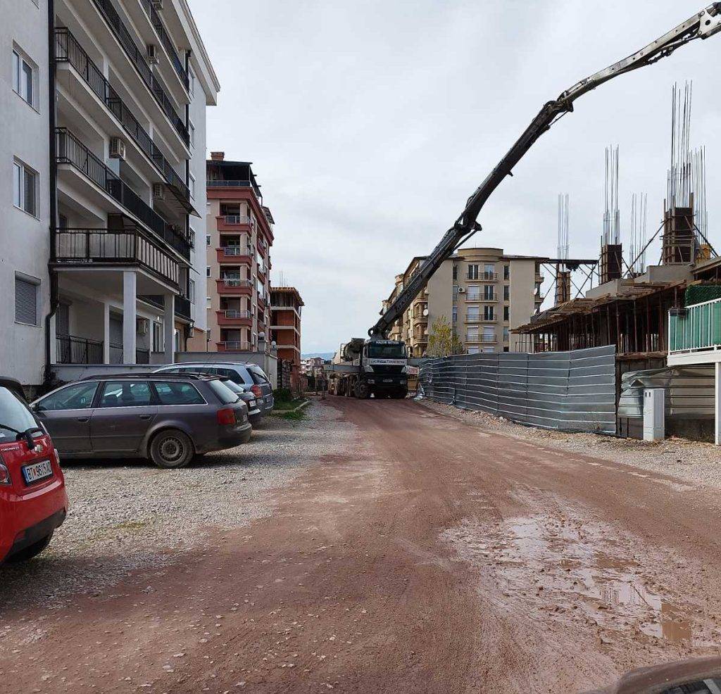 Станарите од зградите на улица „АСНОМ“ бараат асфалт