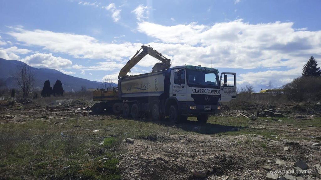 Се чисти дивата депонија на Градски гробишта Охрид