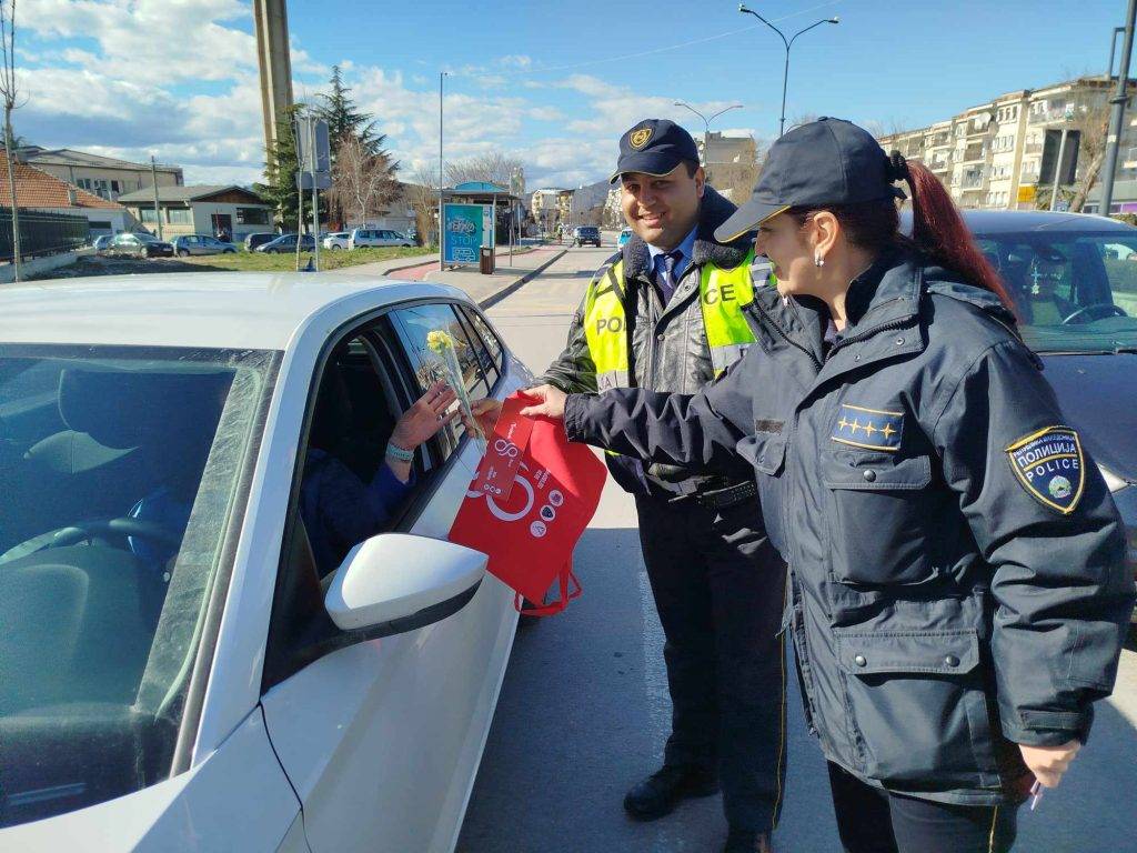 Полицијата делеше цвеќиња за Денот на жената