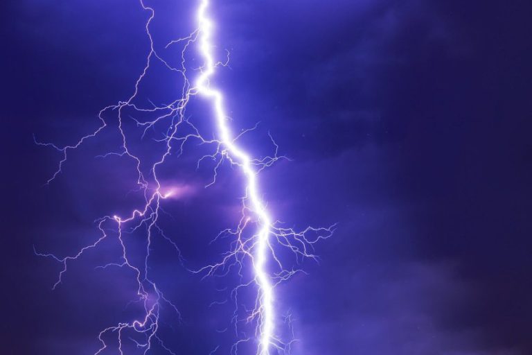 Трафостаницата Шпиље погодена од гром, без струја синоќа дебарско струшкиот регион