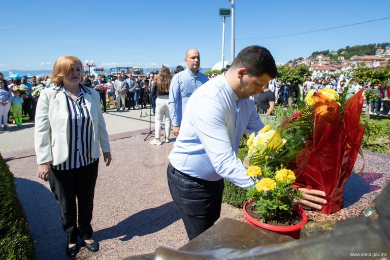Положено цвеќе на споменикот на Свети Кирил и Методиј