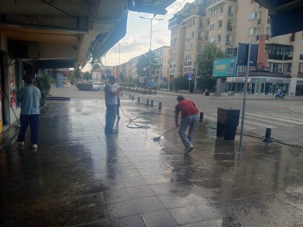 Екипите на Комуналец ја „светнаа“ охридската чаршија