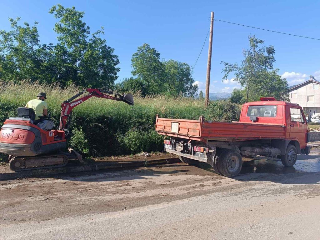 Се расчистуваат каналите за наводнување во Вевчани