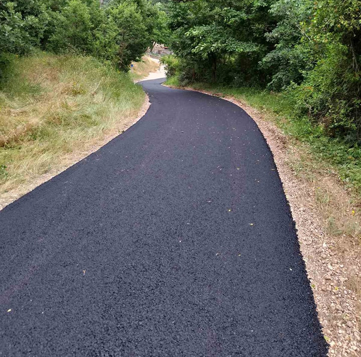 Се асфалтираат улици во село Вапила