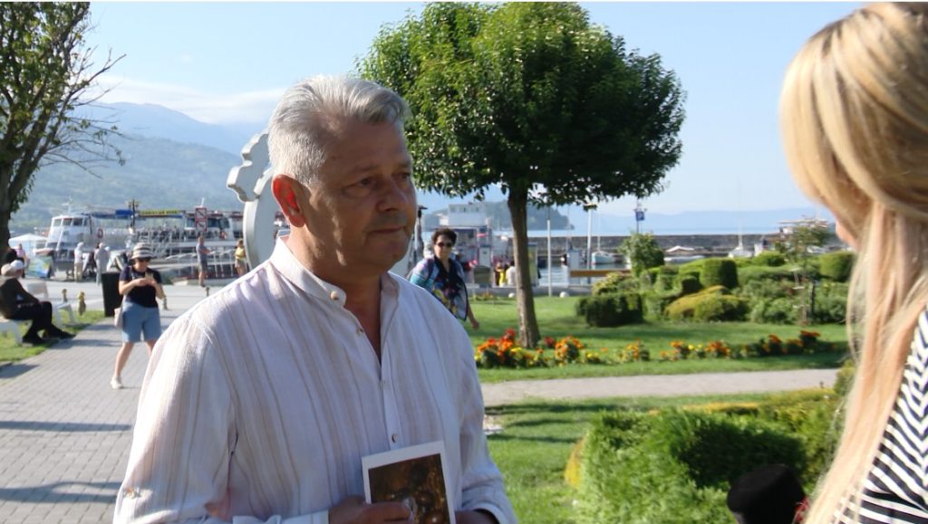 Прва изложба на микроекспонати од среброрез во земјава, на  уметникот Боро Митрески Минта