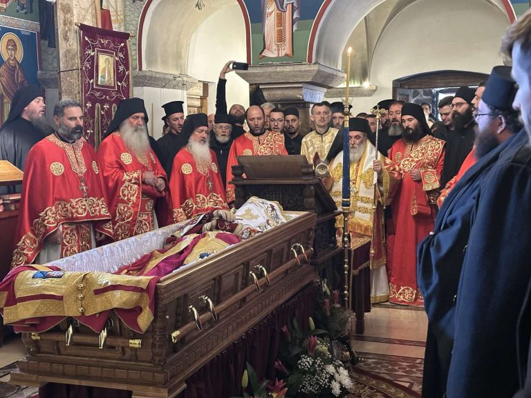 ФОТОГАЛЕРИЈА: Верниците се простуваат од Митрополитот Дебарско кичевски Владиката Тимотеј