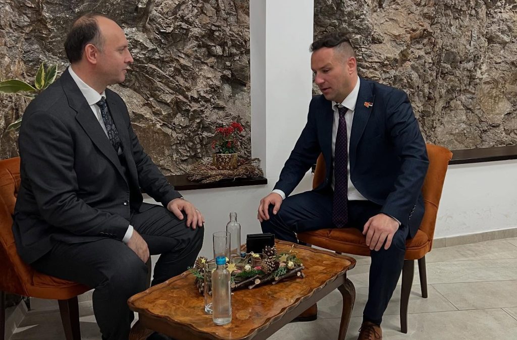 Гаши оствари средба со  изработувачот на охридски бисери м-р Михајло Филев