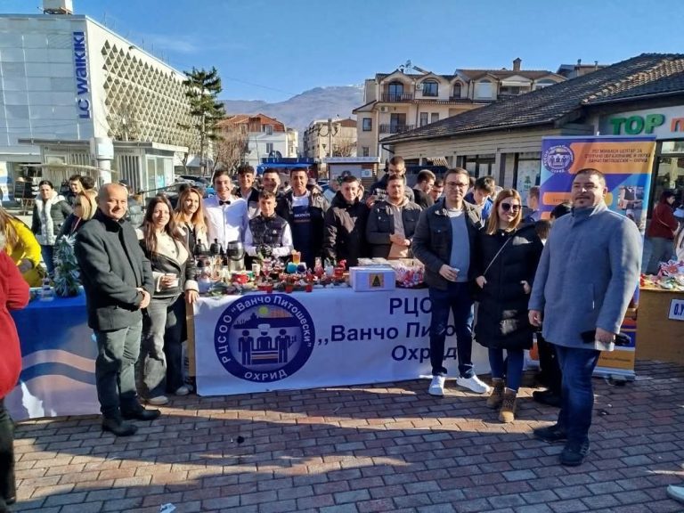 Учениците дел од хуманитарниот базар