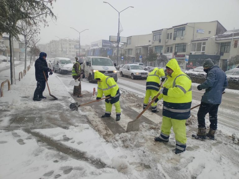 Неуморно со цела механизација се чисти снегот во Охрид