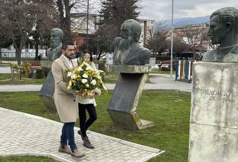 Цвеќе во чест на Андон Дуков