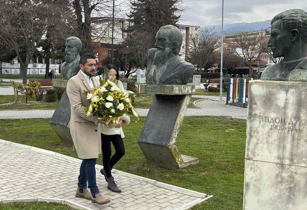 Цвеќе во чест на Андон Дуков