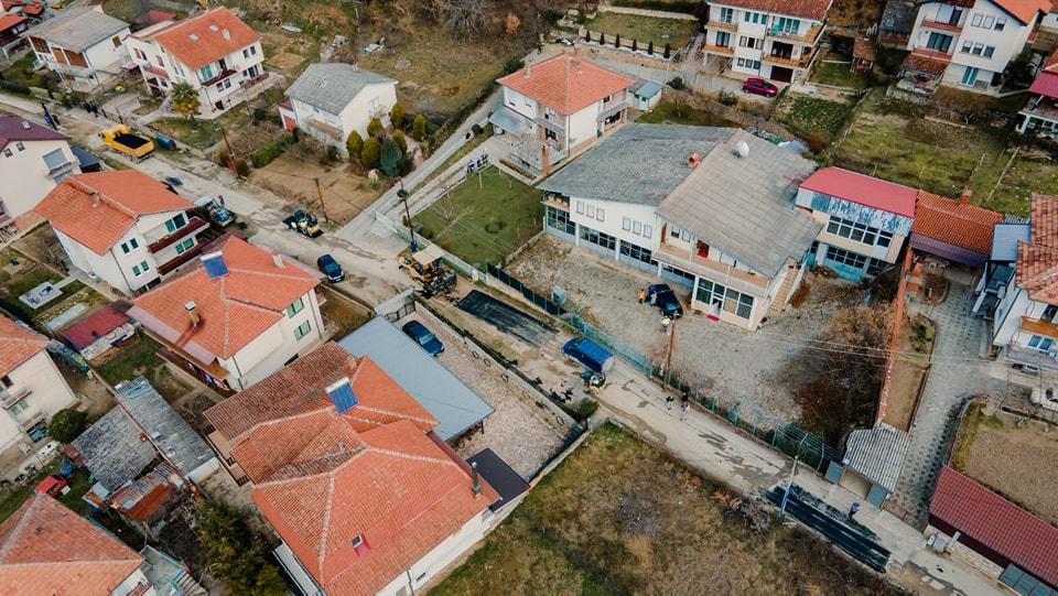 Се асфалтираат улици и во Пештани