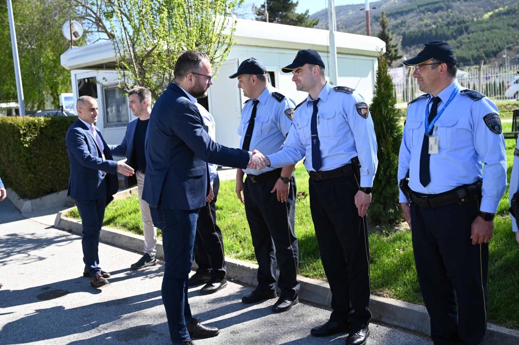 Зголемен бројот на патници на охридскиот аеродром, полицијата подготвена за безбедна сезона