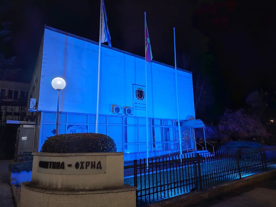Сина боја во знак на  поддршка за лицата со аутизам