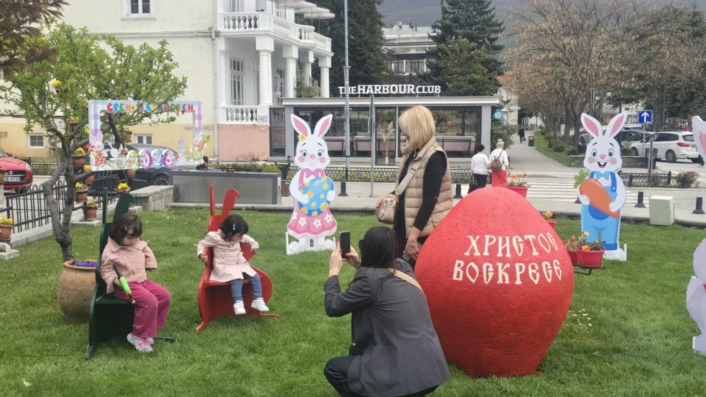 Плоштадот разубавен со велигденски украси