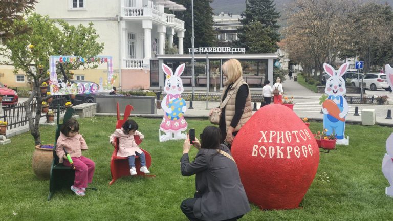 Плоштадот разубавен со велигденски украси