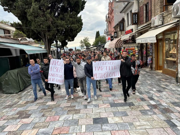 ФОТО+ Видео: Протест во знак на поддршка на Партениј за Митрополит