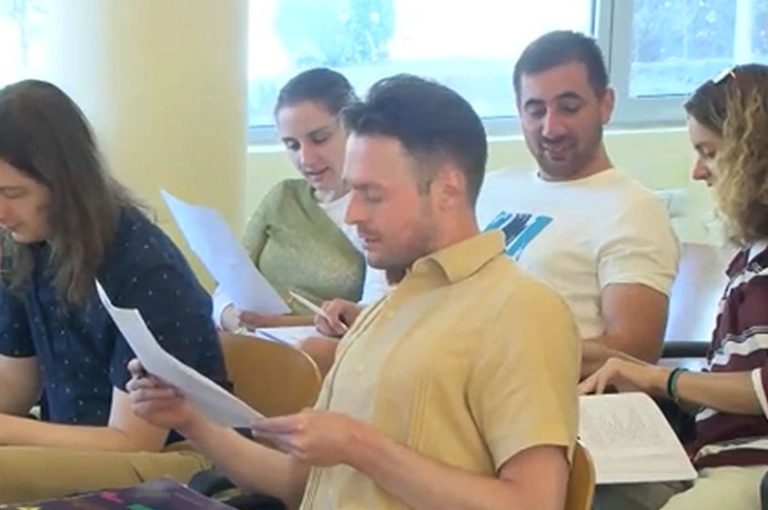 Американец и Кинезинка одлично зборуваат македонскиот јазик