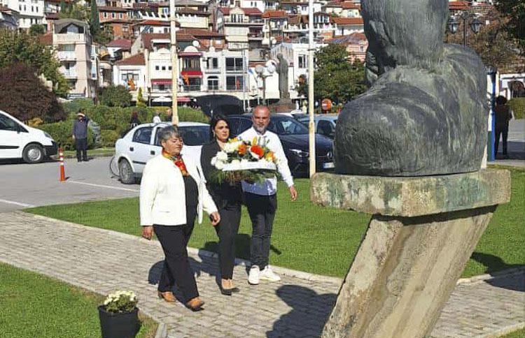 Свежо цвеќе пред спомен обележјата на паднатите борци од НОБ