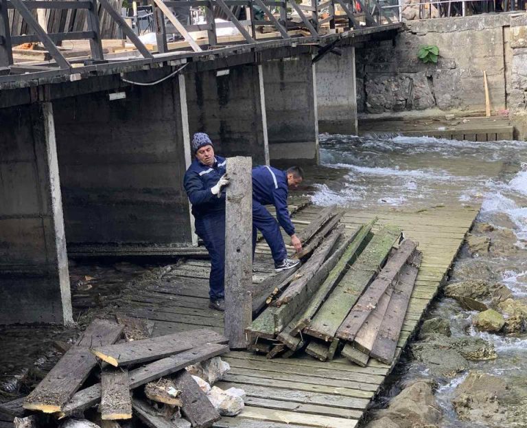 Започна реконструкција и санација на дрвениот мост во Струга