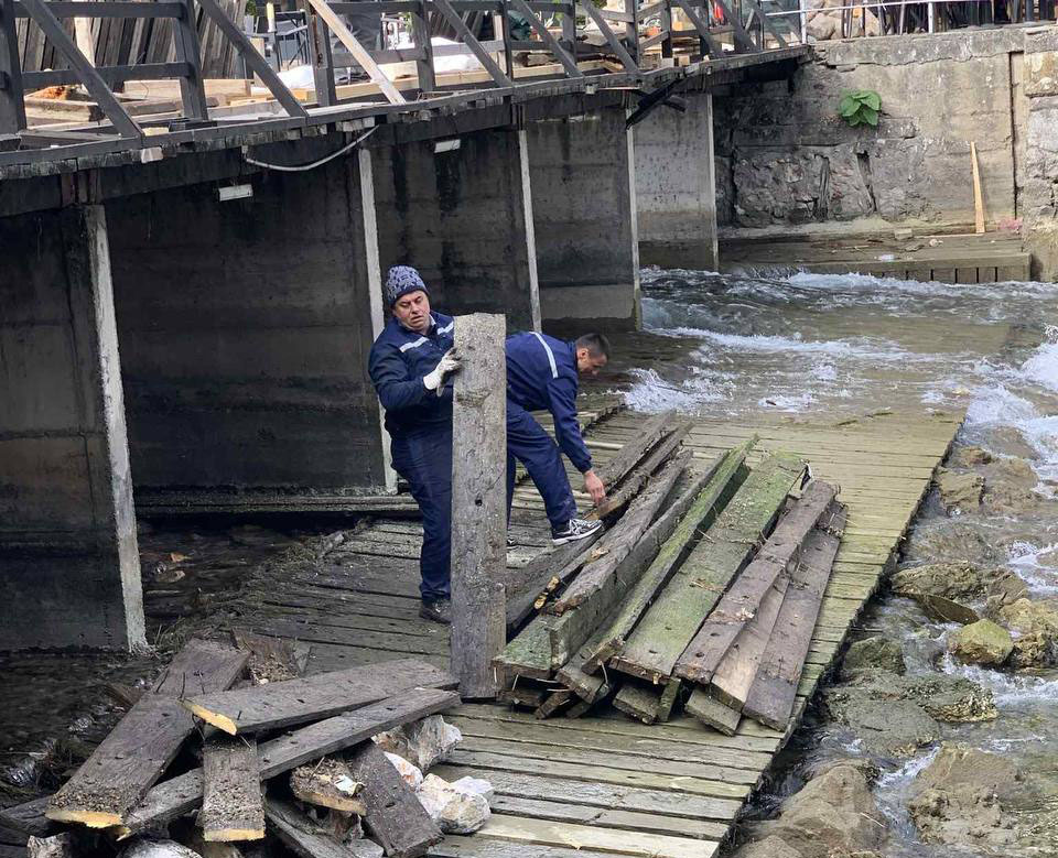Започна реконструкција и санација на дрвениот мост во Струга