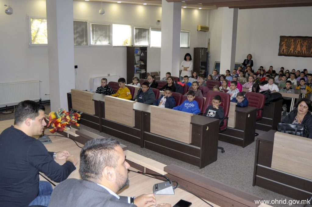 Четвртооделенците од ОУ „Христо Узунов“ во посета на општина Охрид